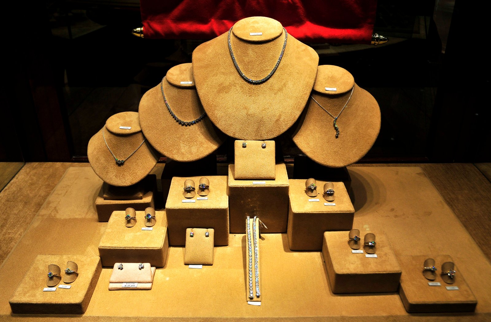 Joias e diamantes em vitrine de loja