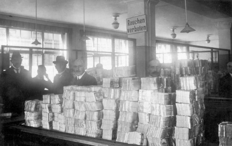 Pilha de notas de banco de período de hiperinflação histórica